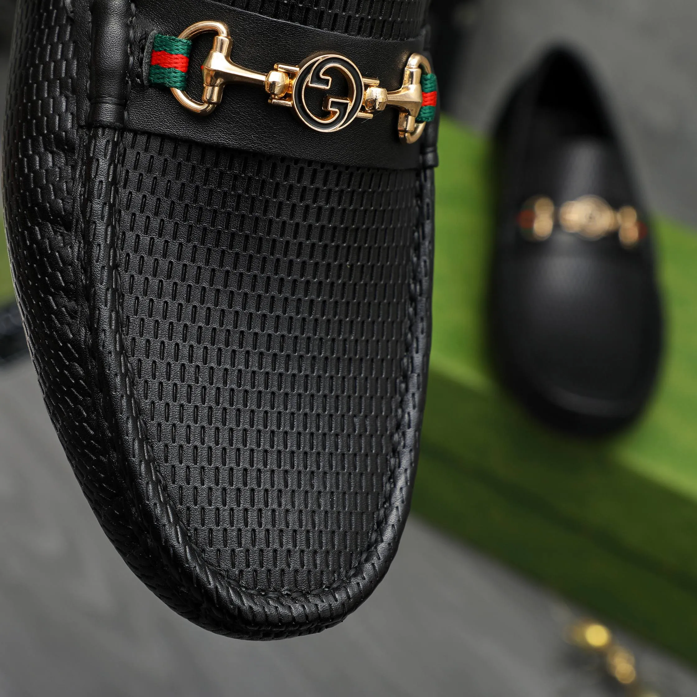 P420 Product trademark: GUCCI (Gucci) casual slip-on men's shoes Regular size: 38-44 Product materials: Selected hollow cowhide upper, sheepskin lining, original rubber outsole